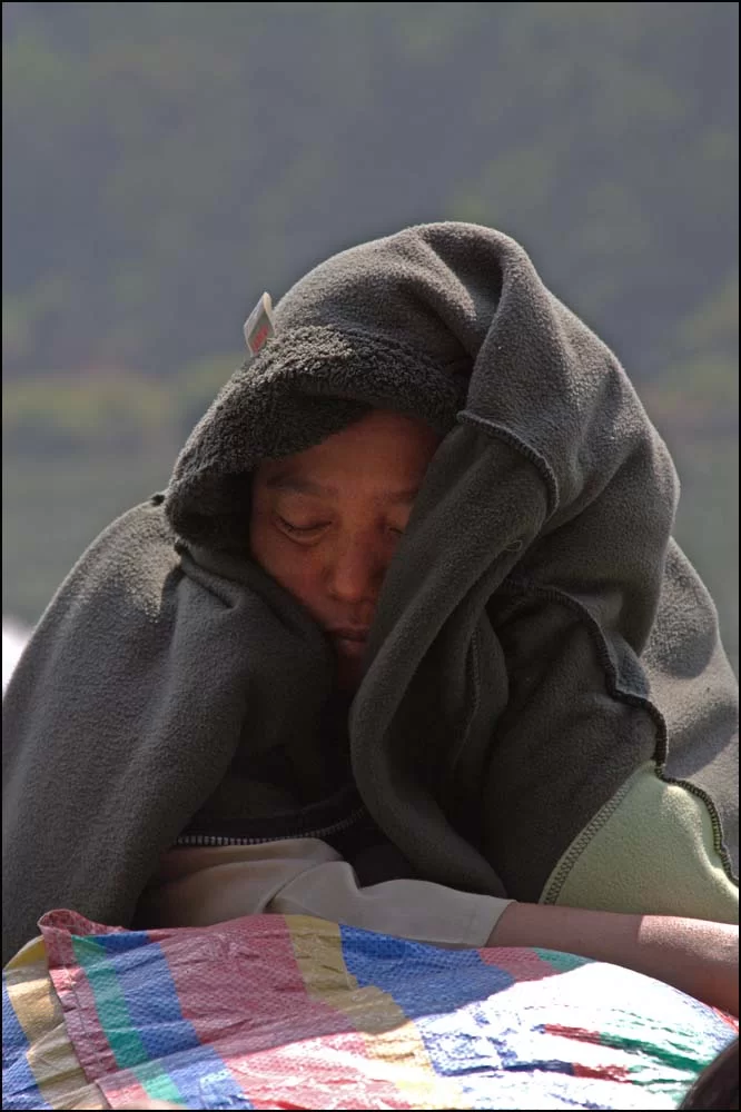 09-1033 Sovande båtpassagerare.webp