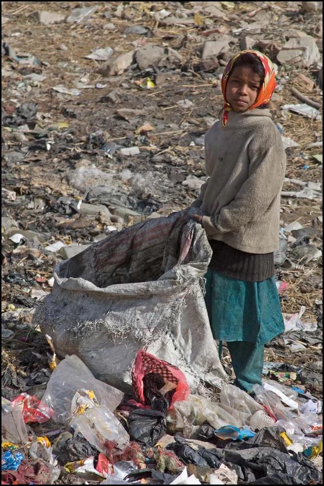 10-1699 Skräpsamlande flicka.webp