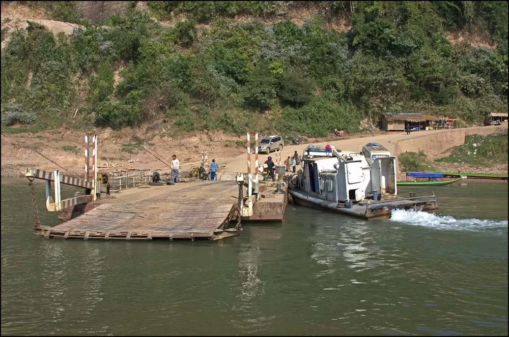 11-2268 Färjeläget Muang Khua.webp