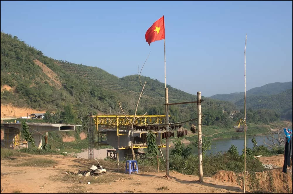 11-2278 Brobygge över Nam Ou.webp