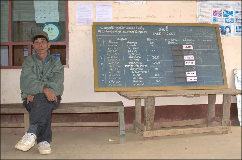 11-2307 Biljettförsäljare, Muang Khua.webp