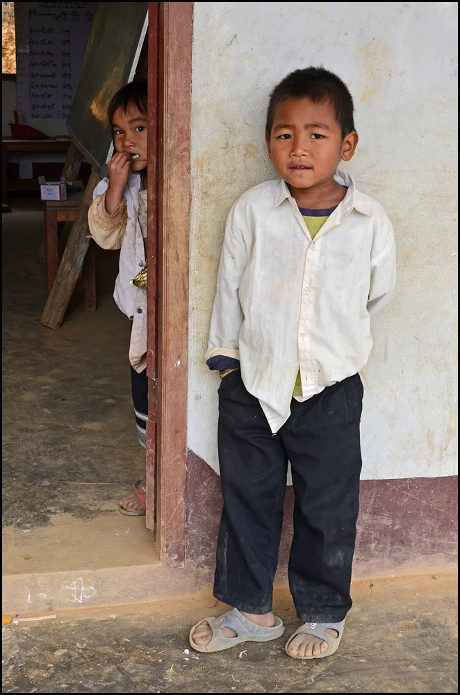 11-2313 Barn vid skolan vid busstationen.webp