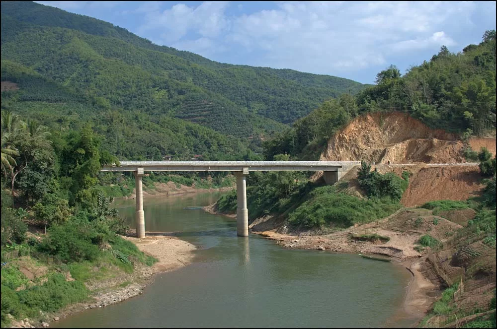 12-1661 Nya bron över Nam Pak PHS.webp