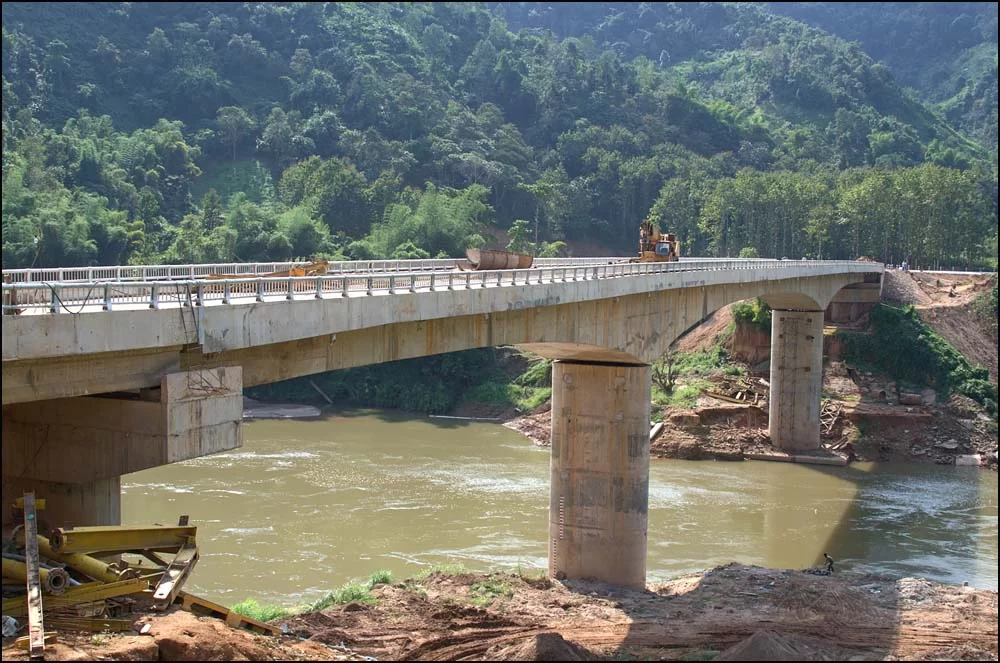 12-1672 Nya bron över Nam Ou PHS.webp