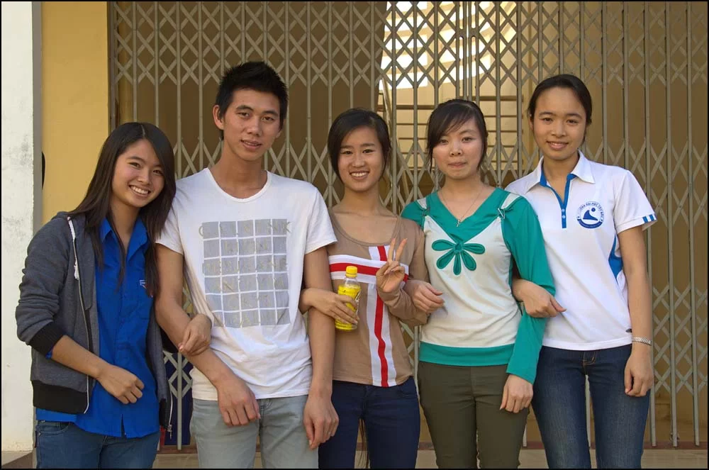 12-1827 Uyen med vänner SOL.webp