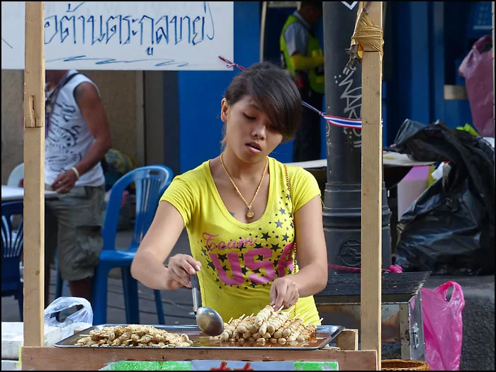 14-0609 Tjej säljer grillspett BKK.webp