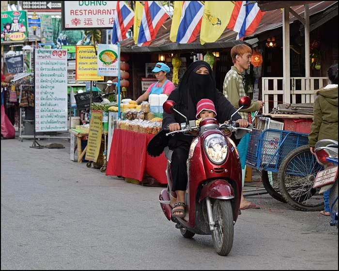 14-2006 Muslimsk kvinna på mc MHS.webp