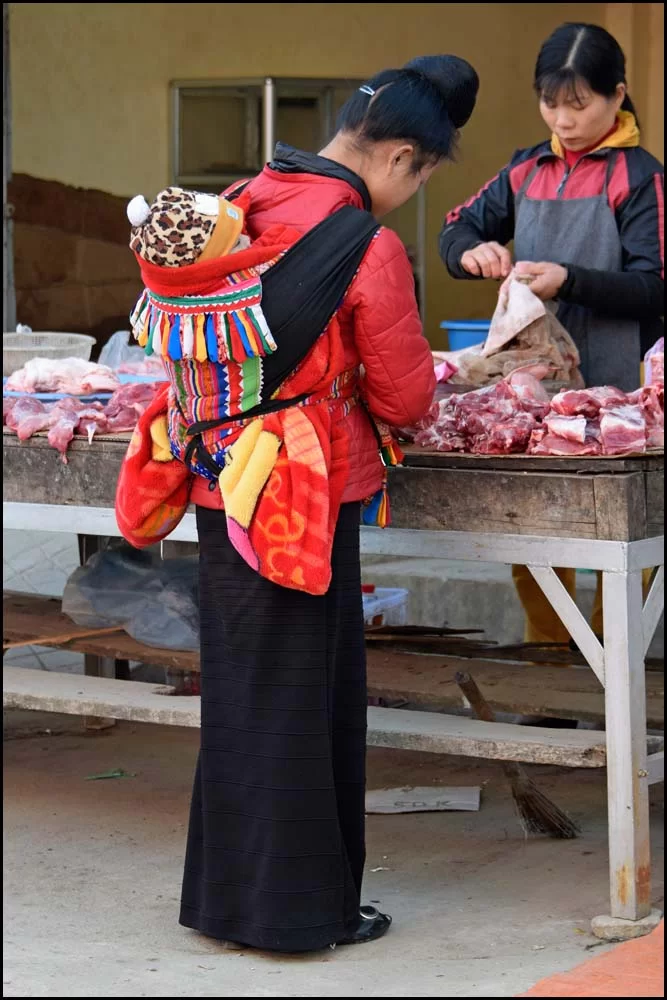 14-2296 Hilltribe-kvinna med barn på ryggen handlar SOL.webp