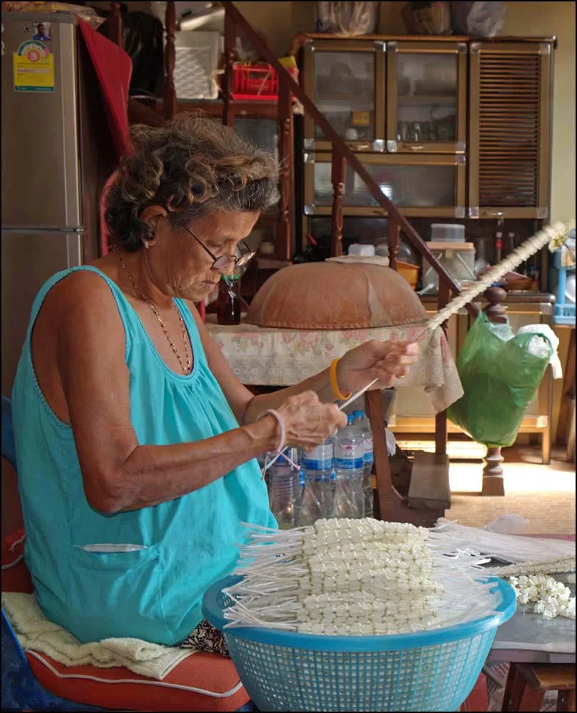 15-0050 Somchit trär blommor BKK.webp