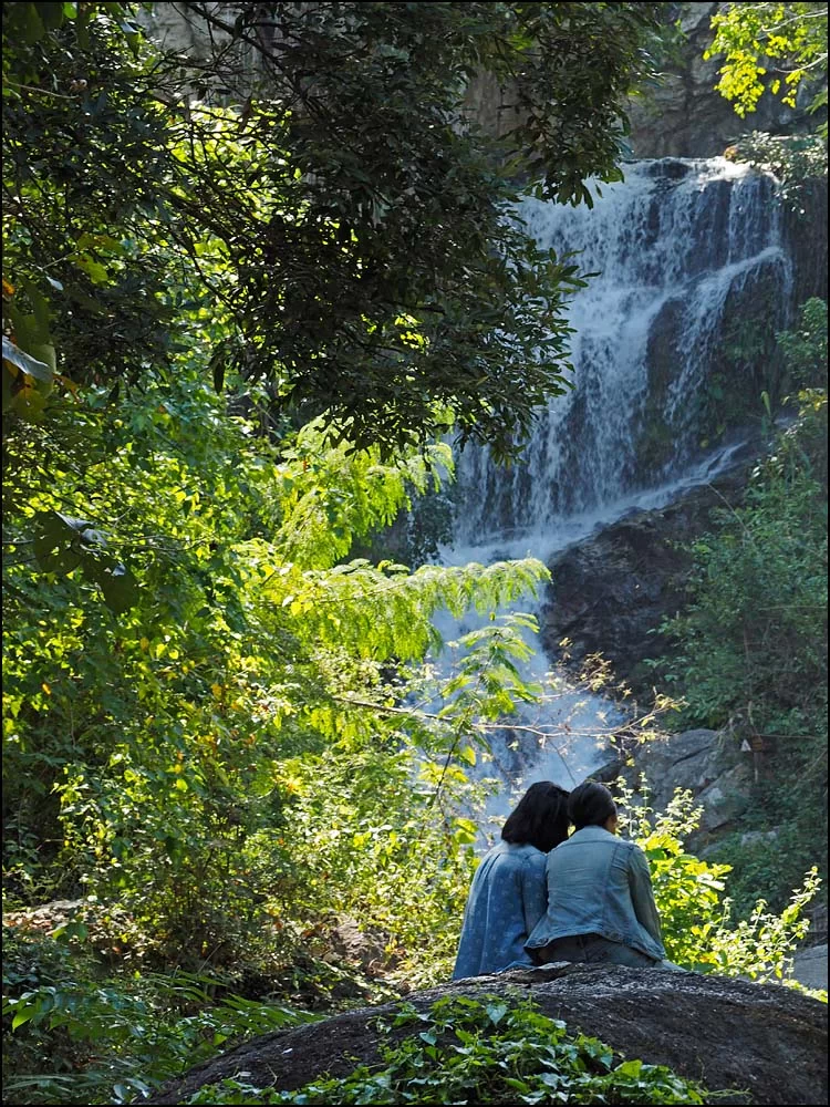 17-1576 Flickor vid Huay Khaew waterfall CHM.webp