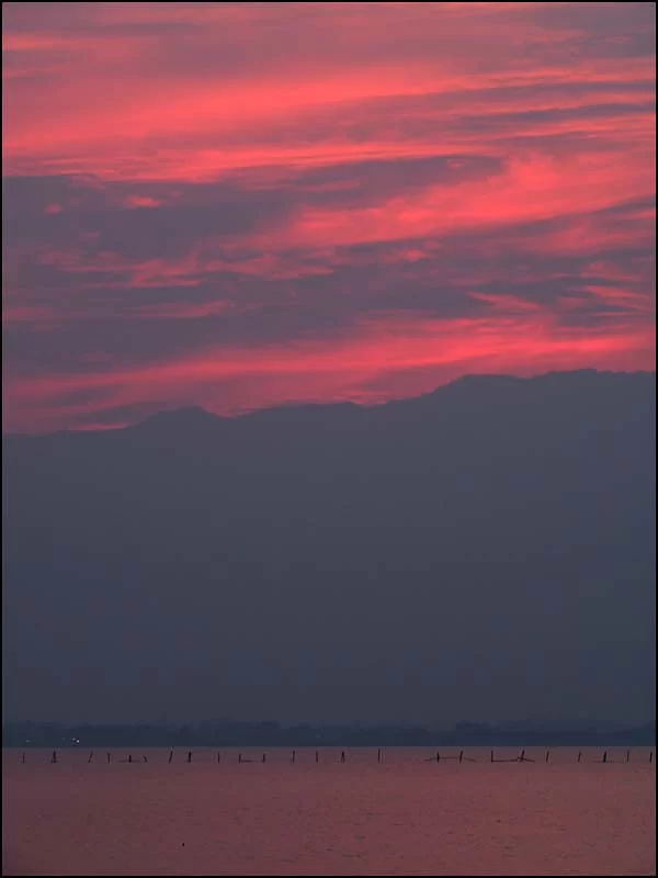 17-1948 Röda moln, Kwan Phayao PYO.webp