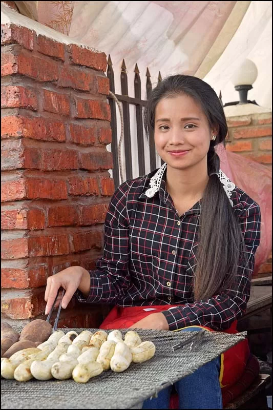 18-0181 Flicka grillar bananer LNT.webp