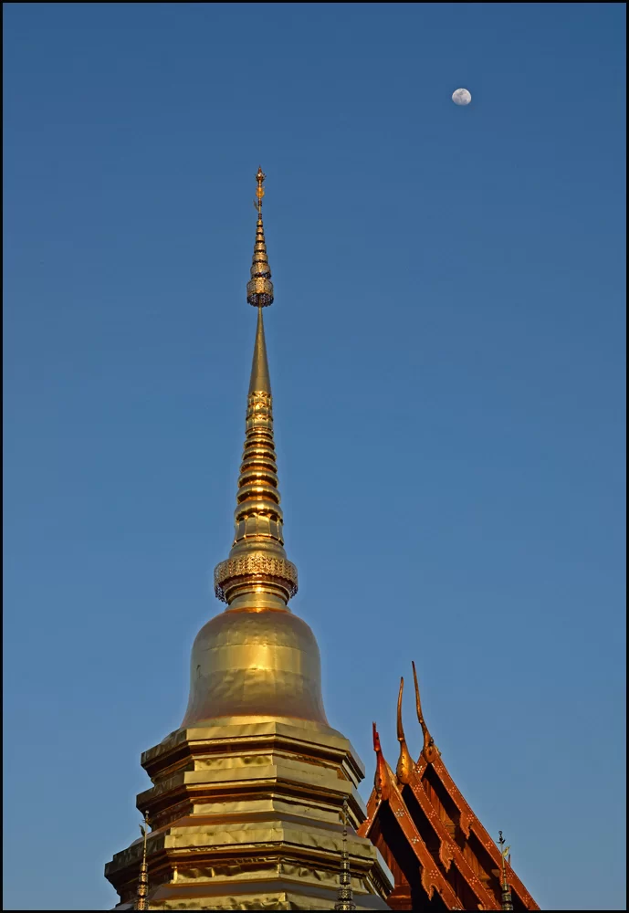 18-0268 Spiran och månen, Wat Phantao CHM.webp