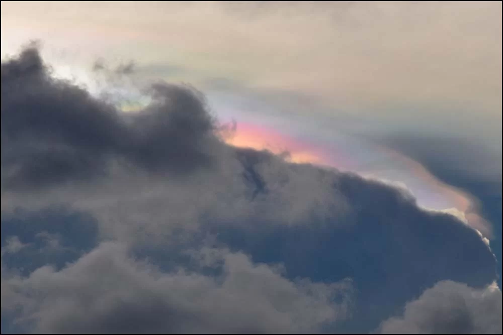 18-1606 Pärlemorskimrande molnkant PKK.webp