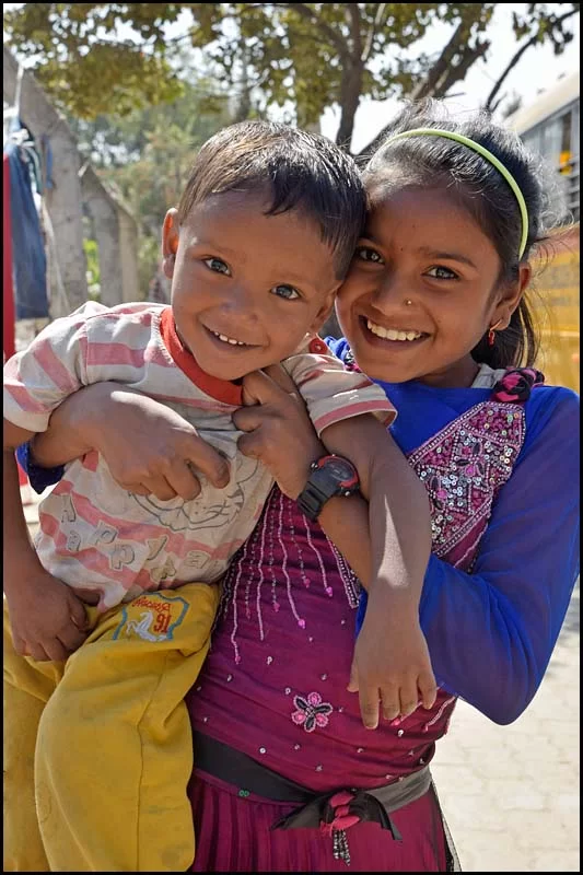 18-1694 Två glada barn KTM.webp