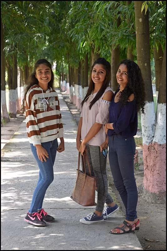 18-1912 Tre tjejer i allé MHN.webp