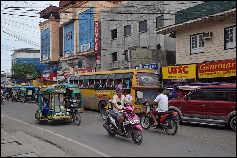 18-2371 Huvudgatan genom Carcar CEB.webp