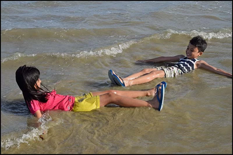 19-0010 Nicole och Kyle badar CEB.webp