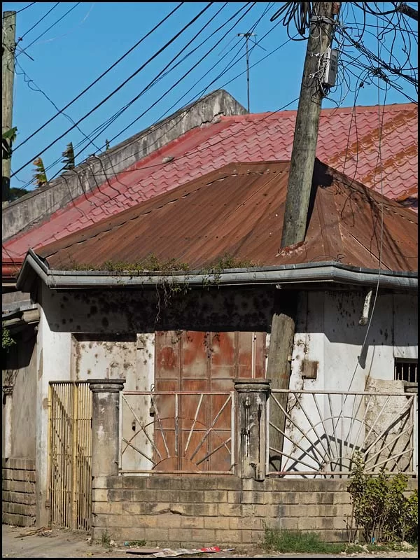 19-0040 Hus med stolpe genom taket CEB.webp