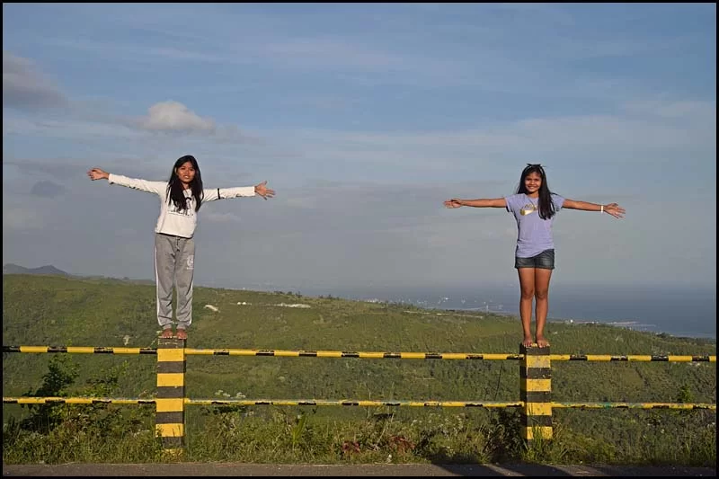 19-0084 Christine och Margrette på stolpar CEB.webp