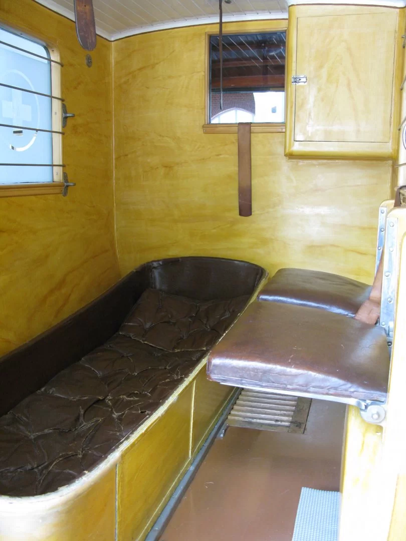 1919_Scania-Vabis_ambulance_interior.webp