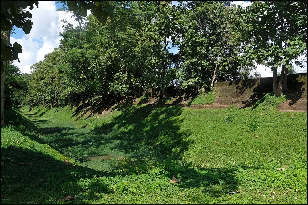 23-1089 Vallgrav och mur, Chiang Saen CHR.webp