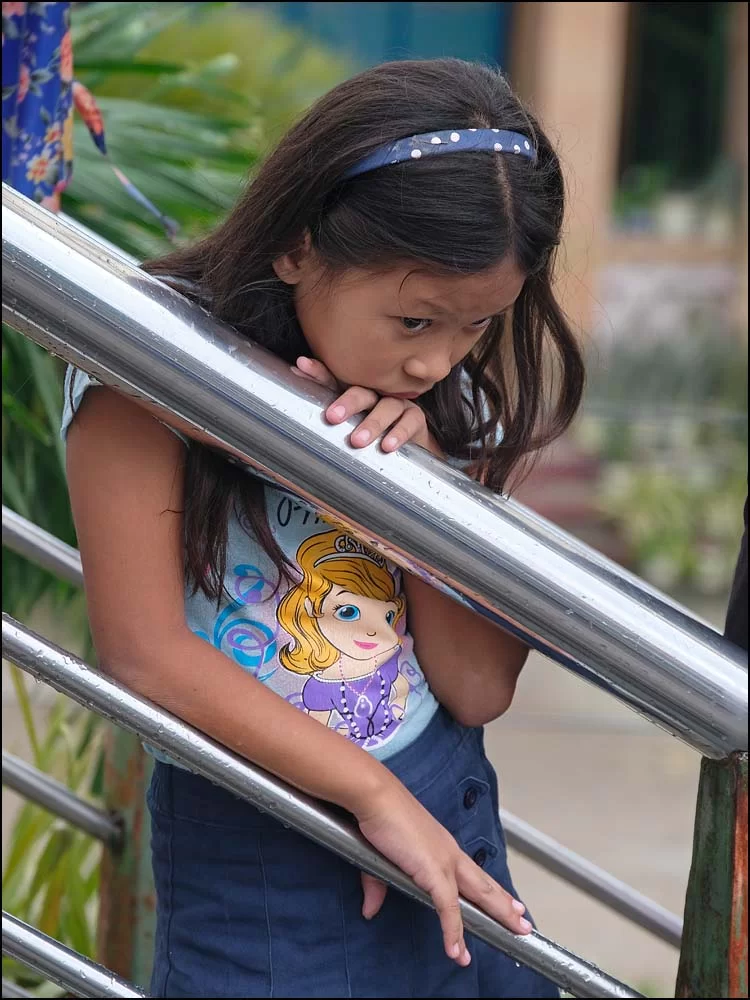 23-1233 Flicka väntar på paraden CEB.webp