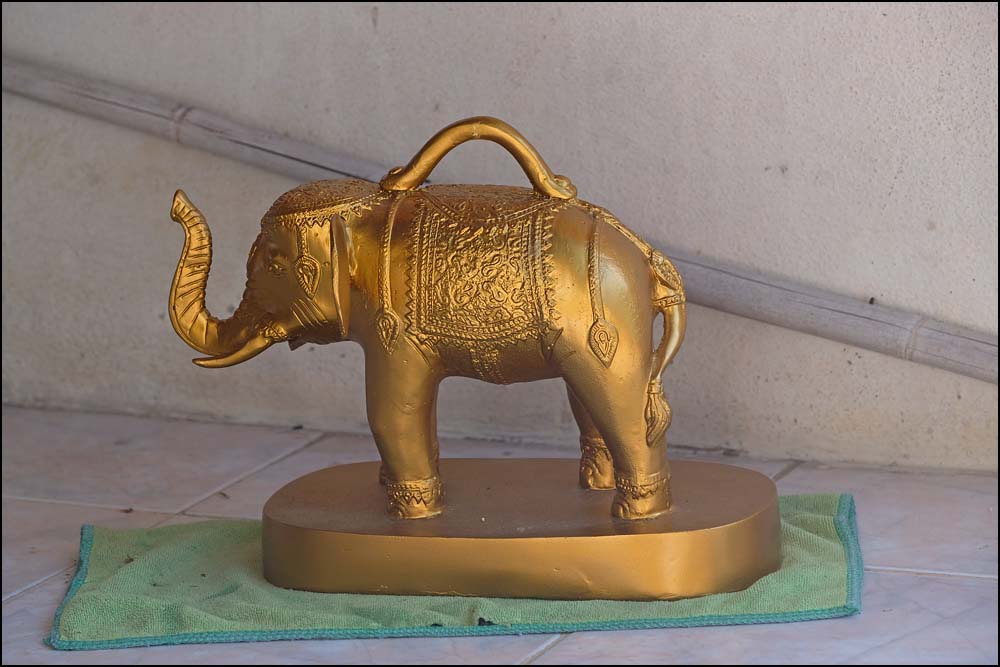 23-1592 Elefantstatyett CHR.jpg