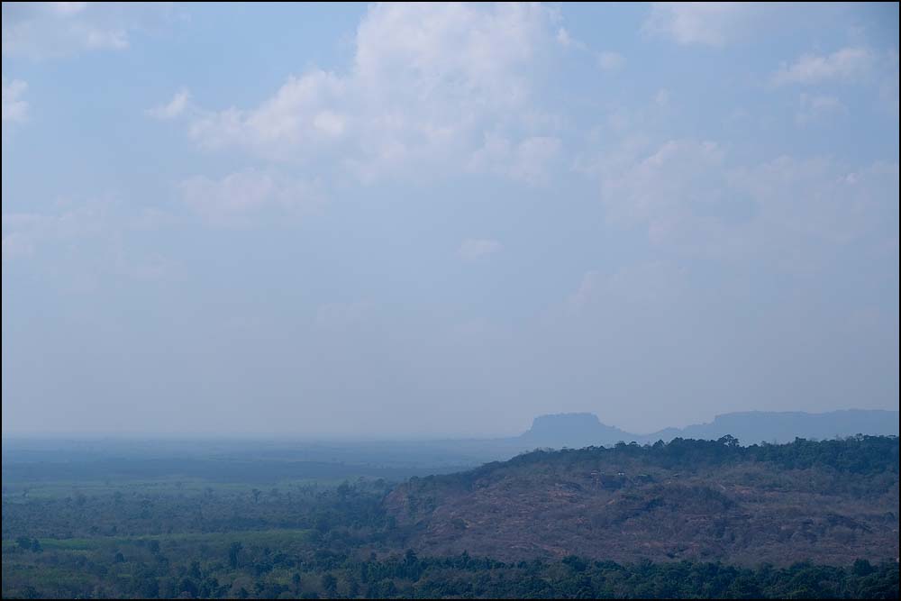 24-0270 Utsikt mot Phu Tok, Wat Tham Khom BUK.jpg