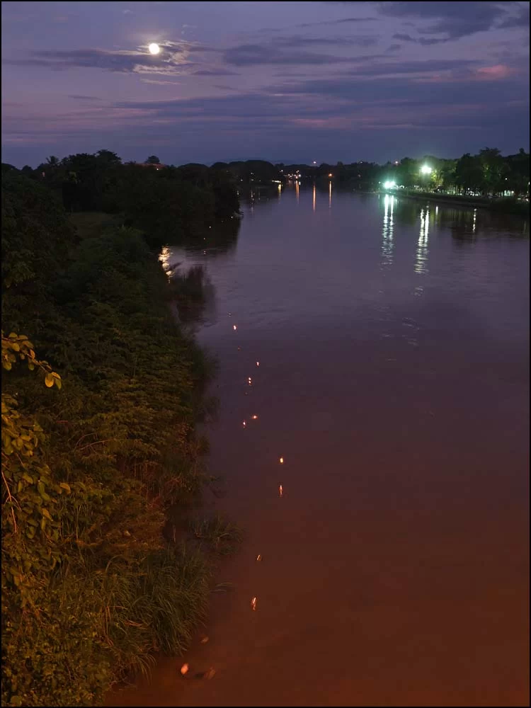 25-0913 Loy Krathong-måne, Nam Kok CHR.webp
