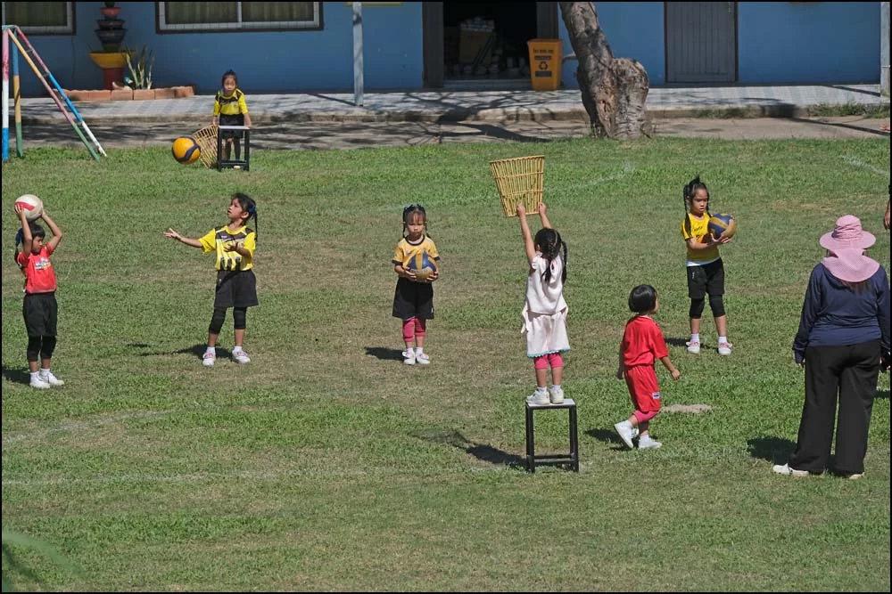 25-1024 Improviserad basketboll, Ban Pong school.webp