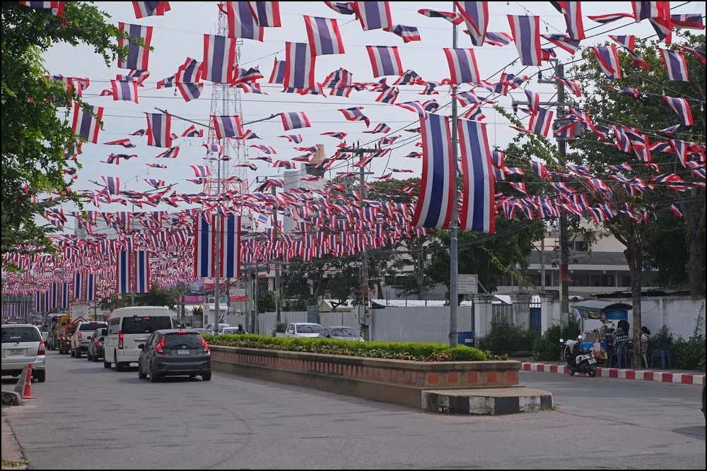 25-1047 Flaggad gata, Hua Hin PKK.webp