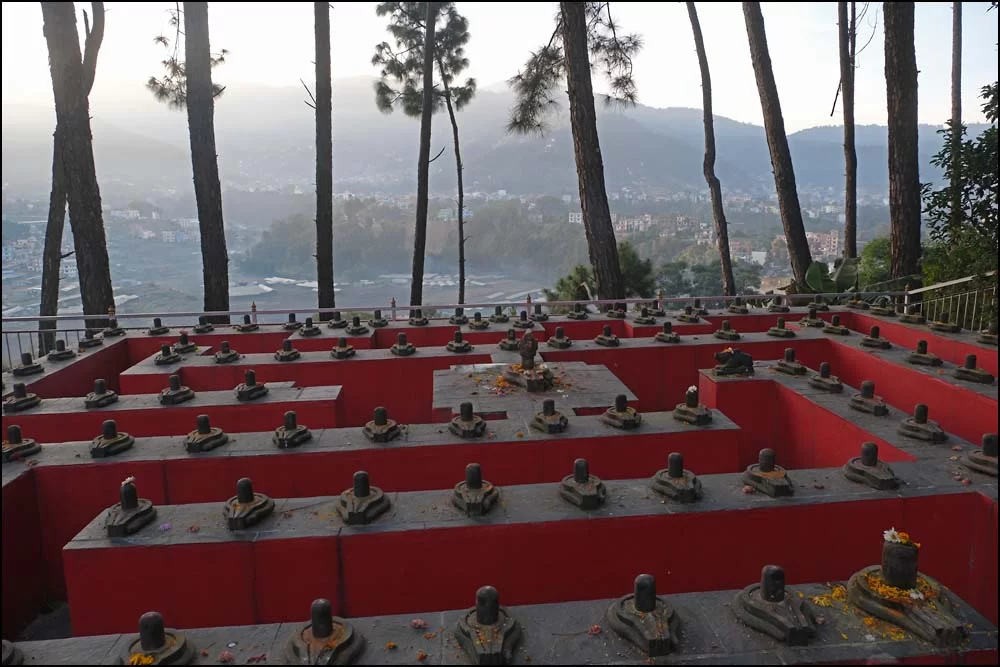 25-1075 Offerplats vid tempel, Bakthapur.webp