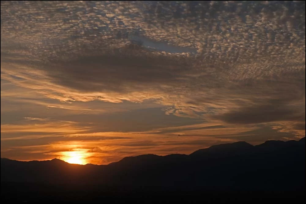 25-1089 Solnedgång över bergen.webp