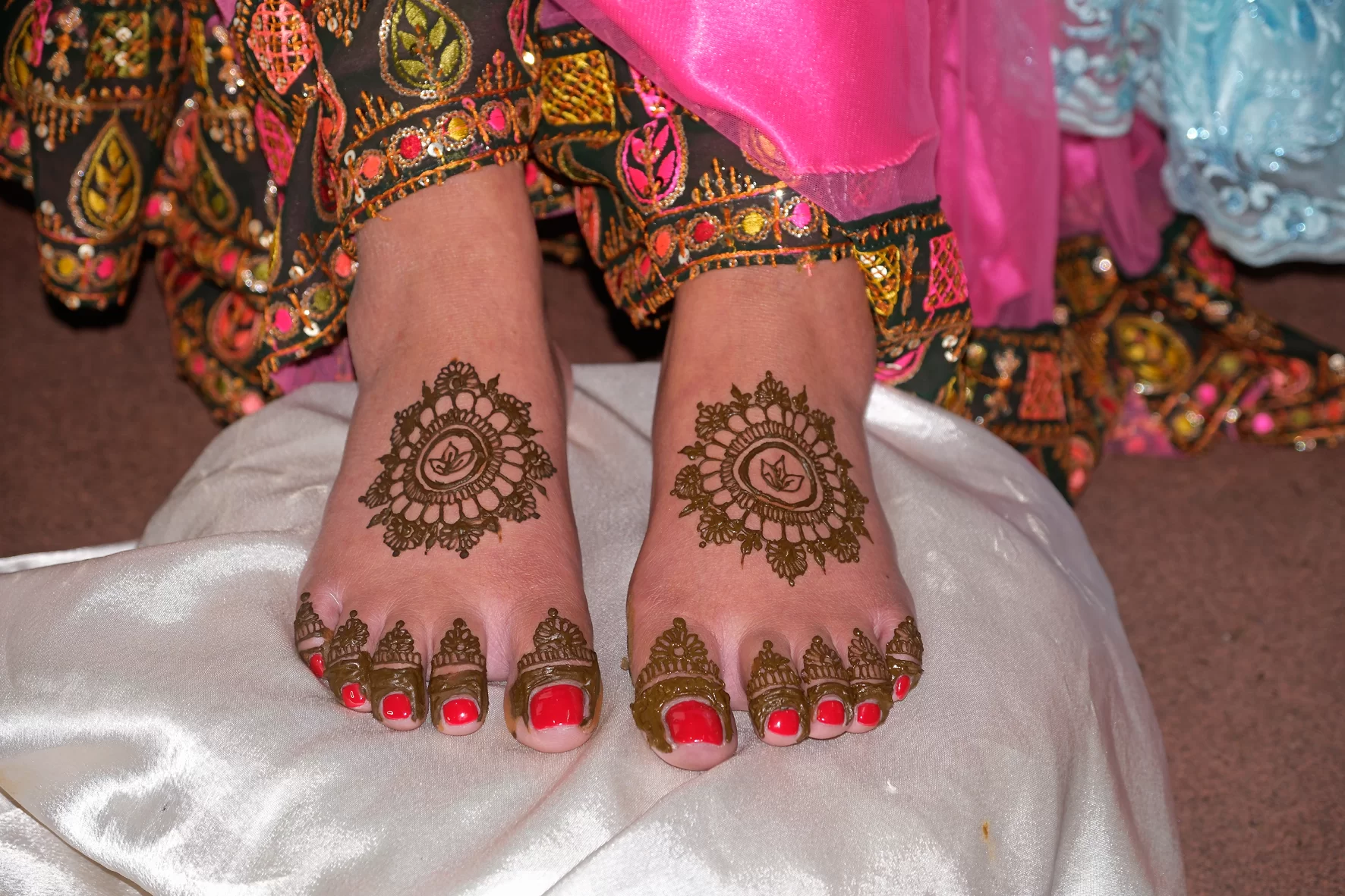 25-1111 Rachanas tatuerade fötter.webp