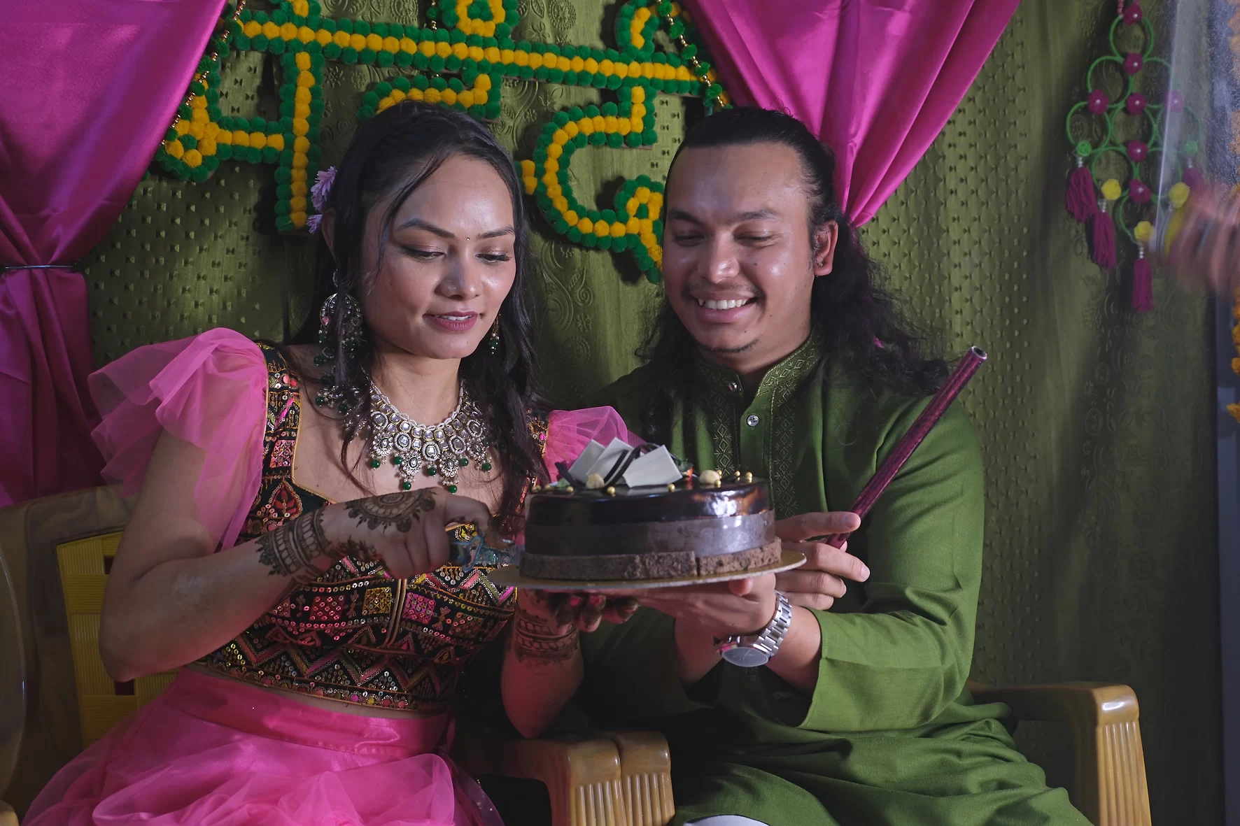 25-1115 Brudparet skär upp tårtan.webp