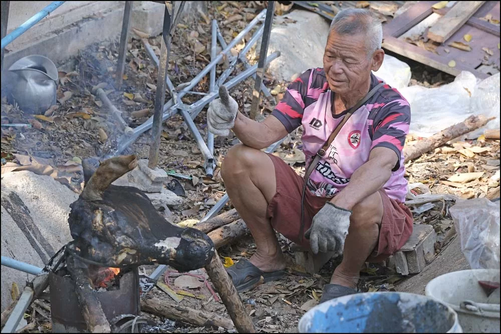 26-0149 Man vid eld PYO.webp