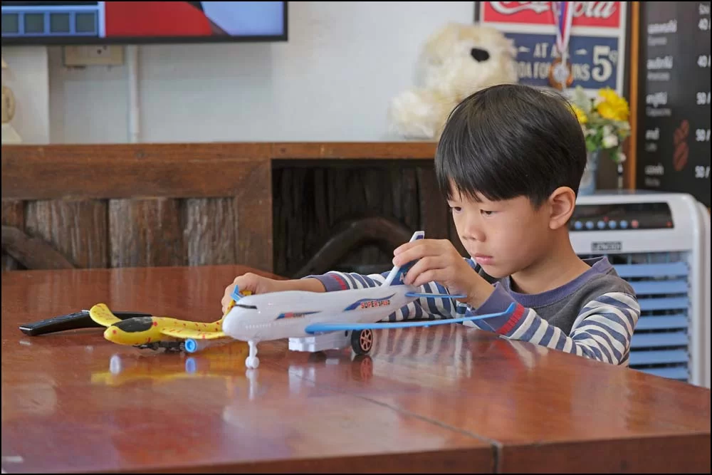 26-0150 Pojke med flygplan PYO.webp