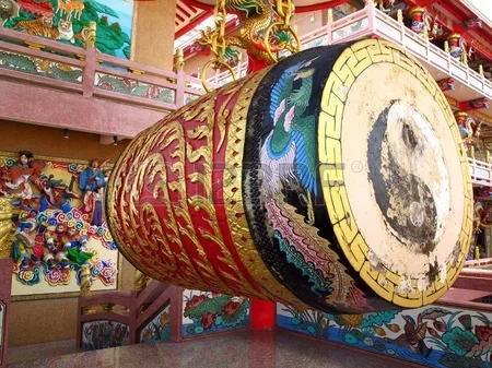 26899598-grosse-trommel-in-chinesischen-tempel-naja-shrine-bei-angsila-chonburi-thailand.webp