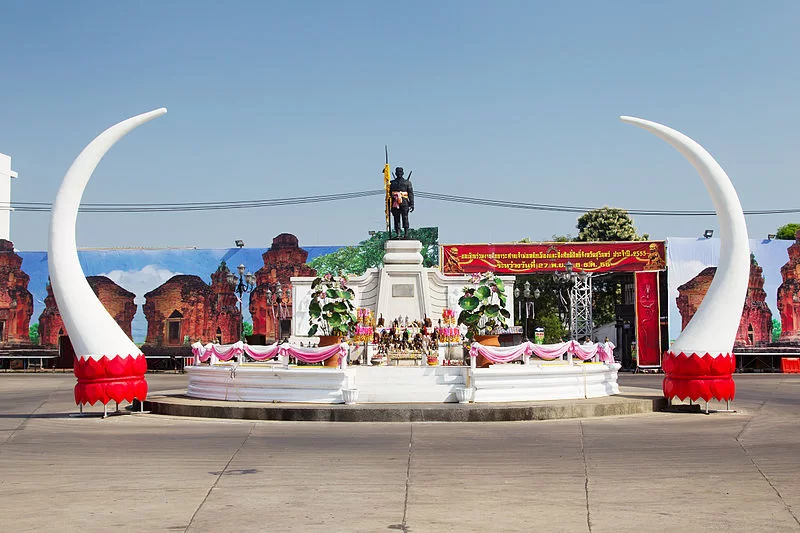 800px-Monument_of_Phaya_Surin_Phakdi_Si_Narong_Changwang_-_Surin.webp