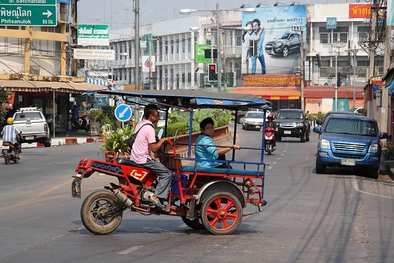 800px-Tuk-tuk_in_Sukhothai_02.webp