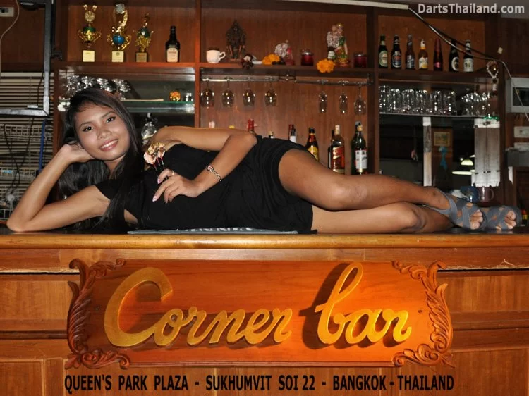 _corner_bar_queen_park_plazasukhumvit_soi_22_bangkok.webp