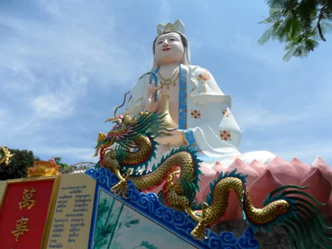 bang-saen-statue.webp