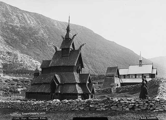 Borgund_stavkyrkje_og_Borgund_kyrkje.webp