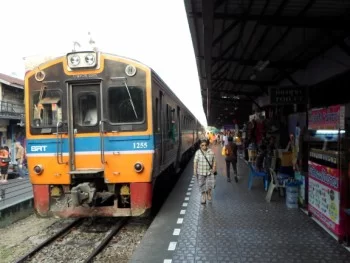 commuter-train-at-wongwian-yai-station.webp