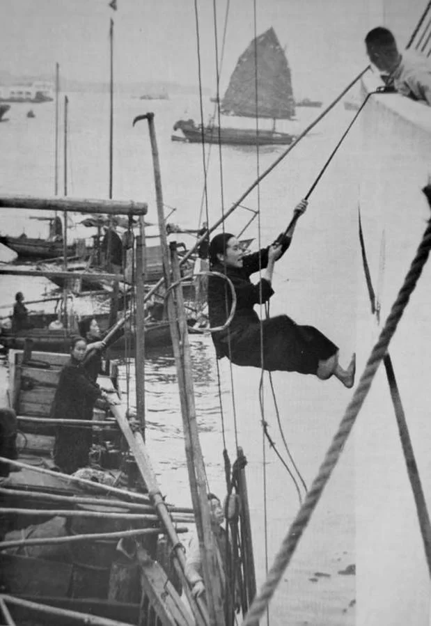 Damerna kommer ombord i en Broström båt i Hongkong.webp