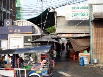 entrance-of-wongwian-yai-station-bangkok-view-from-the-main-road.webp