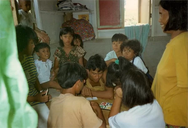 familjen spelar Fia med Knuff.webp