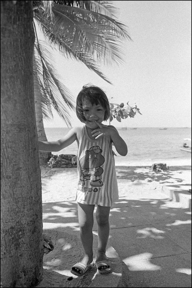 FE2-078-20 Liten tjej på stranden CBU.webp