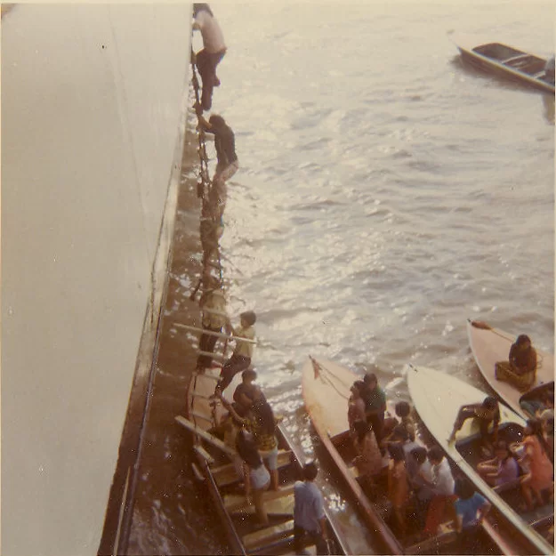 Flickorna på väg ombord.webp